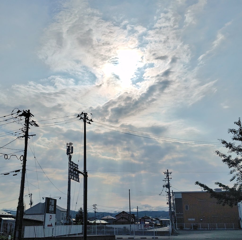 natubaba1111's tweet photo. 雲が多めの晴れの盛岡です🌤️
風があり、日陰では涼しく感じる朝でした。
昨日は美容院✁いつものカラーとカットでした。最近の湿度のせいで広がりが酷く縮毛矯正するか悩んでます。 https://t.co/3RQZLZT0z5