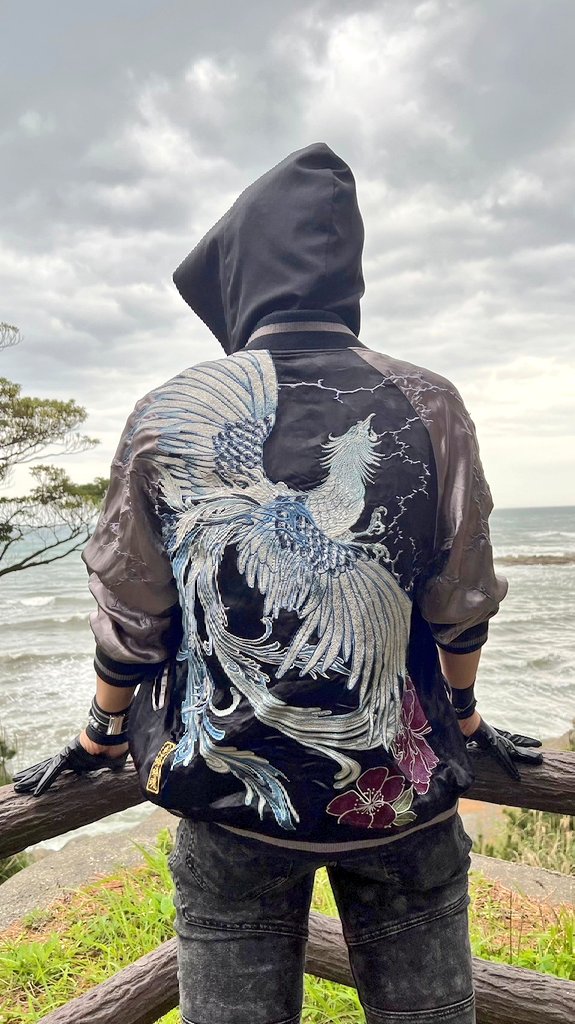 supergolis_Ex's tweet photo. 衣装新調しました‼️🧥
カッチェーーーｯｯｯ‼️‼️‼️✨

グレーのスカジャン、デザイン大好きで長らく愛用してたけど、2年くらい着て暴れ回って実はボロッボロだったから嬉すぃ🫶
#むと写 https://t.co/MZkt6VW8EB