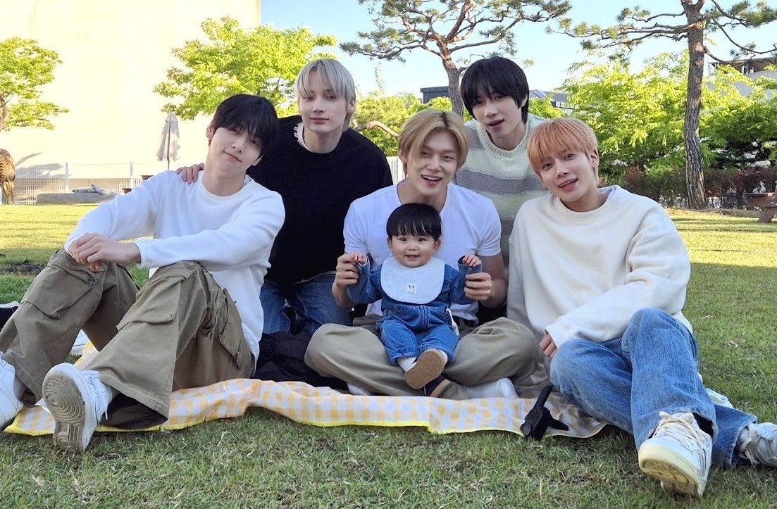 txtbluespring_'s tweet photo. Guys can TXT's parenting diary win some year end shows as best show? https://t.co/TfgZOqCnKI