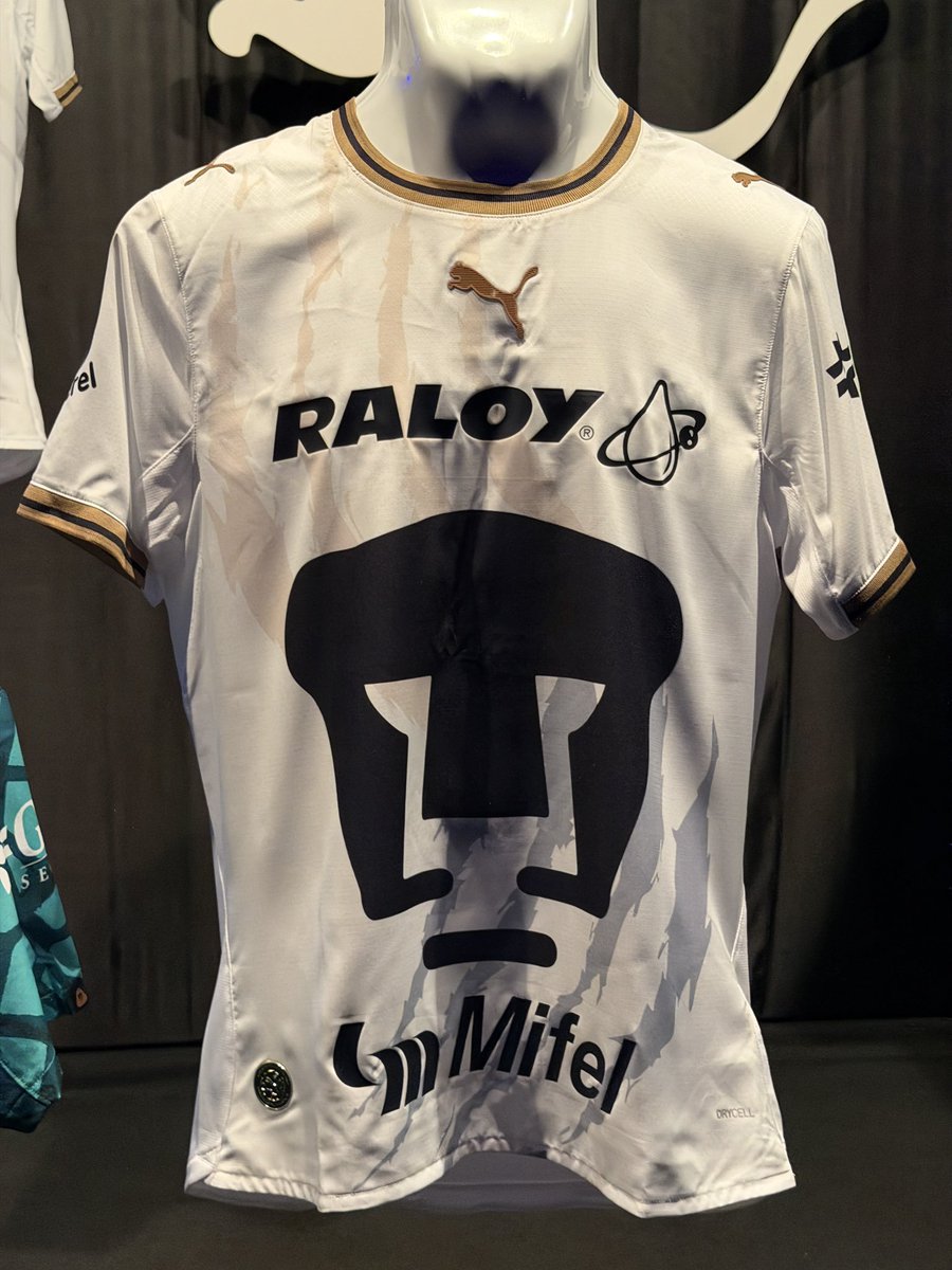 AlexsAuriazul's tweet photo. 🐾 La nueva piel de Pumas 🐾

Pues se hizo oficial lo que veníamos manejando sobre las nuevas camisetas de Pumas.

Me agradaron más las de portero, jajaja.

¿Comentarios?

📷 @AnalisisPuma https://t.co/eug9os12LZ