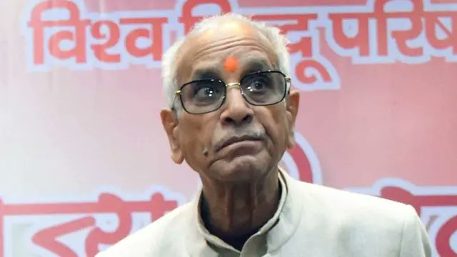 JaikyYadav16's tweet photo. अयोध्या राम मंदिर मुद्दे पर जैसे ही अखिलेश यादव जी ने चंदा चोरी का मुद्दा उठाया एकदम हड़कंप मच गया

हर तरफ चर्चा होने लगी, महकमे में भूचाल आ गया।

उसके बाद 12 जून को ट्रस्ट के महासचिव चंपत राय का बयान आता है कि कोई चोरी नहीं हुई है ट्रस्ट समय समय पर चढ़ावे की राशि को ऑडिट करता है 

किसी तरह की कोई गड़बड़ी नहीं है।

अब चंपत राय ने पुलिस को पूछताछ में बताया कि उन्हें इस चोरी की जानकारी मिली थी और वो FIR कराने भी गए थे, लेकिन 

किसी वजह से दर्ज नहीं हो सका।

अब सबसे बड़ा सवाल की जब अखिलेश जी ने कहा कि मंदिर में करोड़ों रुपए चढ़ावे से गायब हैं तो चंपत राय ने स्वीकार क्यों नहीं किया?

जब उन्हें पहले से पता था तो?

उन्होंने ये क्यों कहा कि कोई गड़बड़ी नहीं है ट्रस्ट समय समय पर चढ़ावे की राशि ऑडिट करता है?