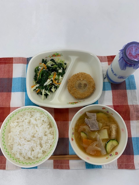 suzaka_city's tweet photo. 2026年7月3日の須坂市学校給食の「ベジ多味噌汁」は、須坂創成高校農業科の生徒の皆さんが育てた「玉ねぎ」を沢山使用して作りました。主菜の青大豆コロッケは県産大豆を使用して、「長野県150周年」記念の「アルクマ」がプリントされたコロッケです。 https://t.co/Tjh8bmTXXL