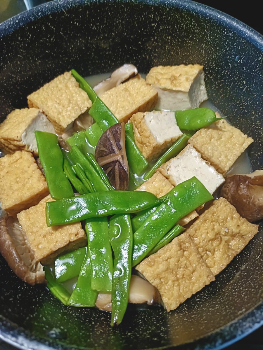 room_718's tweet photo. 子供時代は母がこういったしょっぱい（生活感のある）料理をお弁当に入れるので、弁当箱開けるのが恥ずかったんですが、年取るとこういった食事が染みるんですよ…

・ナスと万願寺とうがらしの揚げびたし
・厚揚げ、干し椎茸、インゲンの煮物
#料理好き https://t.co/aXCcFWTgLV