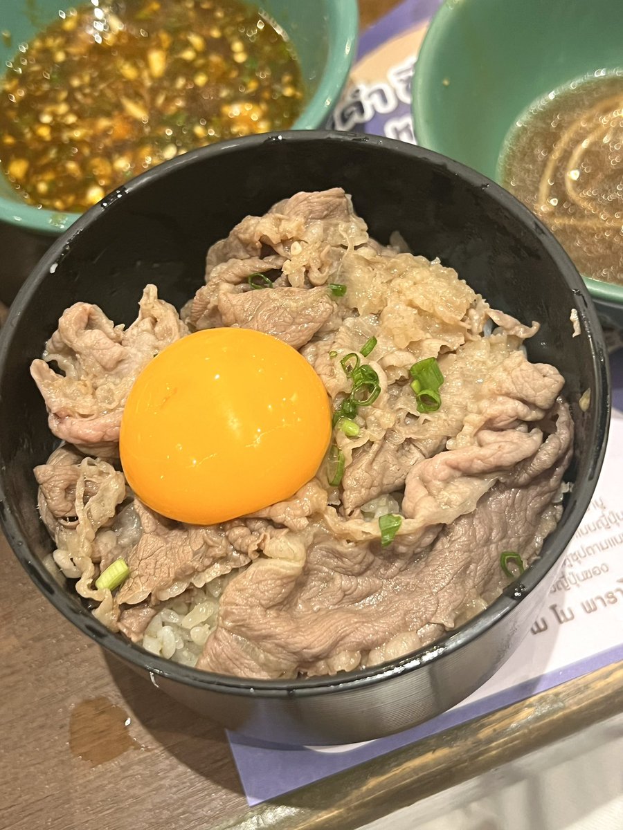 Hellobenz1's tweet photo. พี่ๆในทวิตที่เลื่อนผ่านมาเจอโพสนี้ ห้ามเงียบบบ ร้านชาบูนัมเบอวันของพี่ๆคือร้านไหนขอคนละ 1 ร้านคั้บบ 🥹 จะมีใครใจตรงกันกับนุม้ายย หรือเผื่อมีร้านไหนน่าสนใจที่ยังไม่เคย จะได้ไปตามกันค้าบบ 🍲🥩🥓🥣 https://t.co/o5PdIXbTM8