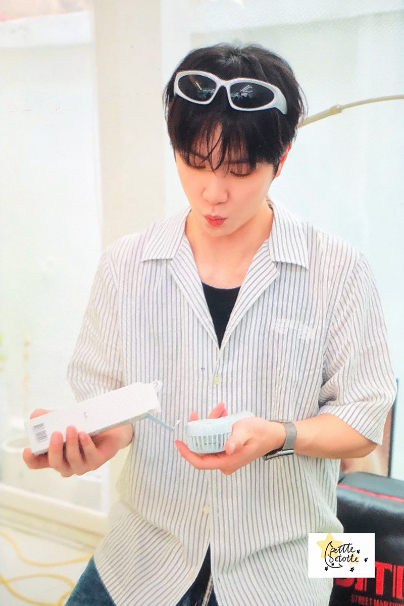 PETITEETOILE703's tweet photo. 260703 🎂

굿즈깡 🤍
어머니꺼도 달래..

#위아이 #김동한 #동한 #WEi #잘했동한 https://t.co/tqRxjHlW6E