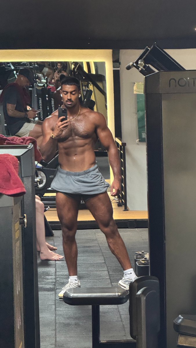 HamzaAdonis's tweet photo. Been saying this for years - The amount of muscle that will build your maximum SMV is wayyyyy more than you realise 

Never trust those interview videos where they ask girls to rate physiques. They always rate the guy who has half the muscle mass they actually find most sexually attractive. 

I’m 6’1, 200lbs, my testosterone is 2000ng (200mg/week) and I still haven’t hit diminishing returns in attraction from my physique 

How much muscle is attractive? MORE MORE MORE