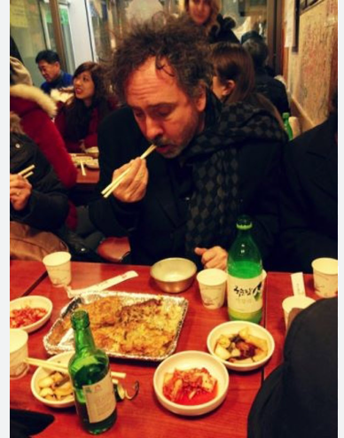 travis20260121's tweet photo. 난 예전이 팀 버튼 감독이 한국에 왔을 때, 이런 팀 버튼 감독마저도 광장시장에 데려가서 빈대떡 대접하는 거 보고...광장시장이 싫어졌음. https://t.co/DaxKGFGhcU