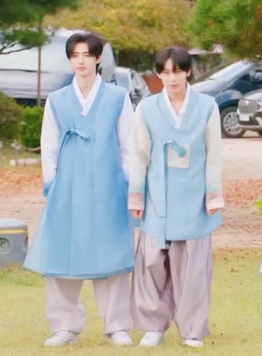 kngyzqrtz's tweet photo. the height difference too😞🤏

#sunsun https://t.co/GADOuQDCbQ