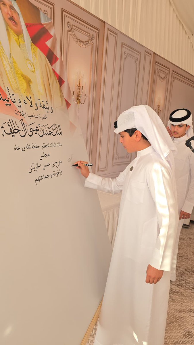 alshaeer_bh's tweet photo. سمو الشيخ عبدالله بن خالد آل خليفة يوقع على وثيقة الولاء والتأييد لجلالة الملك حمد بن عيسى آل خليفة حفظه الله ورعاه.
هذا مو مجرد توقيع.. هذا وفاء الدم والروح، وفاء الأبناء  لجدهم  وللوطن.
قلوب آل خليفة  والشعب على قلب واحد، وعيوننا كلها على جلالته.في شوره
الله يطول بعمرك يا ملكنا https://t.co/DQUTfgCoNb