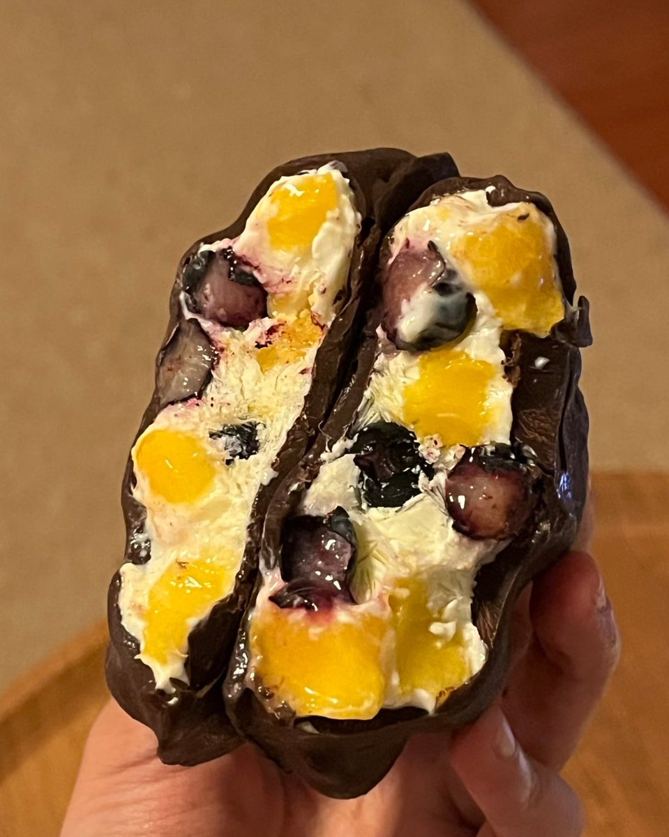 tmilah_'s tweet photo. MAU LABRAK ORANG YANG UDH NGIDE BEKUIN YOUGURT SAMA BUAH DAN COKLAT KAYA GINI😭🫵🏻 
YUYUR ENDUWLL PECAH BANGET COY DIMULUT😩 https://t.co/V5lcAvzKtS
