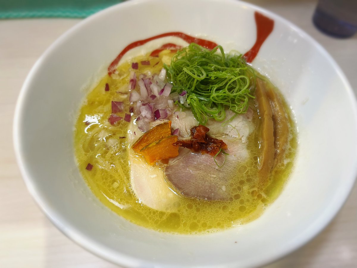 remyu0817's tweet photo. 今週金曜の贅沢ランチは「麺や魁星」の限定20食の塩コクラーメン！白トリュフの風味を良いバランスで堪能出来て美味〜！ https://t.co/1Dj5MtT2Ae