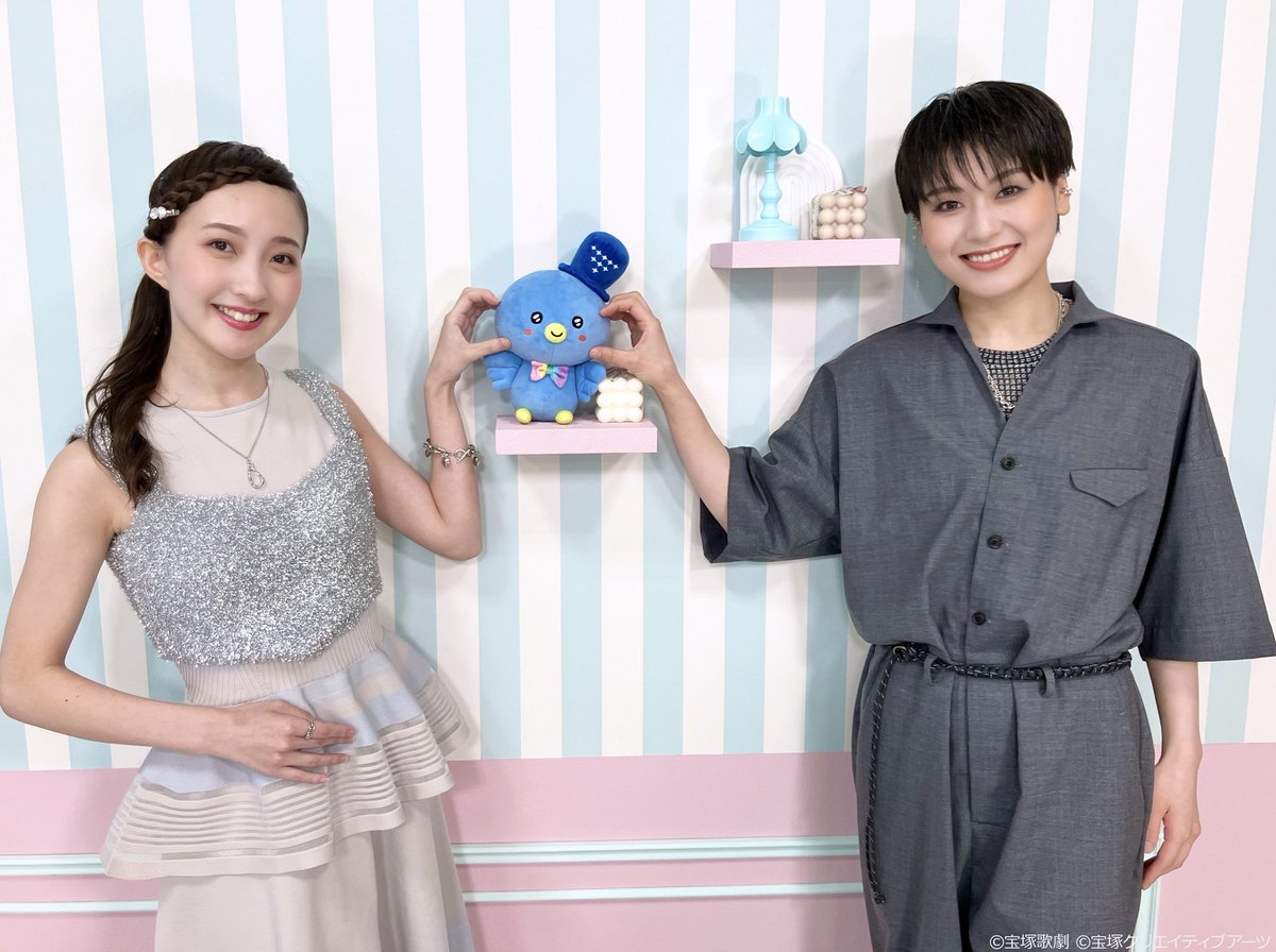 skystage_info's tweet photo. 【#タカラヅカニュース】
リニューアル後初登場✨
＼⋱今週の司会は⋰／
宙組の凰海るのと楓姫るるです🪐

▽特設サイト▽
https://t.co/Lhtl2cWlsD https://t.co/hKAOCJtehH