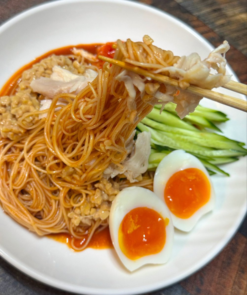 ayatanponpon's tweet photo. 高湿度＋気圧の変化で疲れて
食欲落ちてない？😭

体や心にストレスかかって
食欲が抑えられなくなってない？😡💦

そんな人にオススメレシピ‼️

『甘辛‼️ねばうま‼️
            ビビン麺🍜✨』

…今回なんとタンパク質40gにしときましたよ❗️ｺｿｯ👂🖐️😃(鼓膜ぶっ壊し大声

https://t.co/VBWzDwl3uB https://t.co/nE7vbiLLJZ