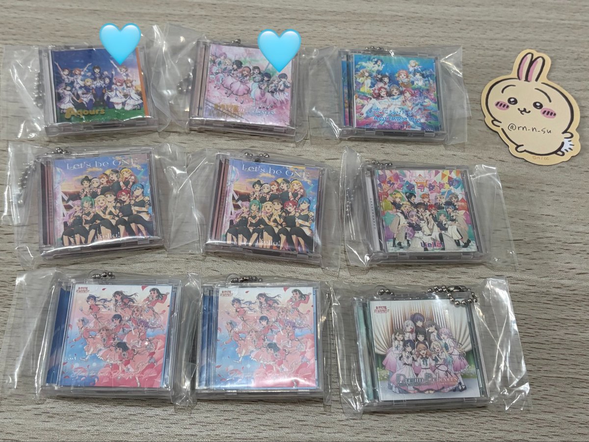 rn_n_su's tweet photo. 【交換】ラブライブ ラブライブ!シリーズ15周年記念企画 ミニCDコレクション

譲▶︎画像
求▶︎今弾前段μ's、定価＋送料

○🩵は箔押
○Aqoursは交換のみ
○1段目蓮女箔押はまとめてのみ譲渡も可能
○2.3段目は定価譲渡可能（まとめて優先）
○都内手渡しor郵送

お気軽にお声掛けください！ https://t.co/iT9BeKw0cF