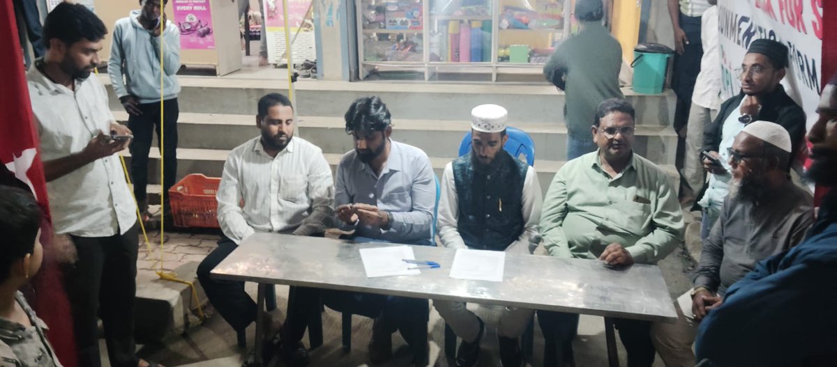 afsarkodlipet's tweet photo. #SIR_Enumeration_Form_Filling_Help_Desk_ಉದ್ಘಾಟನೆ

ದಾವಣಗೆರೆ ದಕ್ಷಿಣ ವಿಧಾನಸಭಾ ಕ್ಷೇತ್ರದ ವಾರ್ಡ್ ಸಂಖ್ಯೆ 2,ಎಸ್‌ಎಸ್‌ಎಂ ನಗರ ಕ್ವಾಟರ್ಸ್‌ನಲ್ಲಿ ಎಸ್‌ಡಿಪಿಐ ಪಕ್ಷದ ವತಿಯಿಂದ ಜನರ ಸಹಾಯಕ್ಕಾಗಿ ಎಸ್ಐಆರ್ enemuration ಫಾರಂ ನಮೂನೆ ಭರ್ತಿಗಾಗಿ ಸ್ಥಾಪಿಸಲಾದ ಸಹಾಯ ಕೇಂದ್ರವನ್ನು ಉದ್ಘಾಟಿಸಿ, ಫಾರಂ ಭರ್ತಿಯ ಕುರಿತು ಅಗತ್ಯ ಮಾಹಿತಿಯನ್ನು ಹಂಚಿಕೊಂಡೆ. 

ನಾಗರಿಕರು ಯಾವುದೇ ಗೊಂದಲವಿಲ್ಲದೆ ತಮ್ಮ ವಿವರಗಳನ್ನು ಸರಿಯಾಗಿ ಭರ್ತಿ ಮಾಡಲು ಹಾಗೂ ಮತದಾನದ ಹಕ್ಕು ಕಾಪಾಡಿಕೊಳ್ಳಲು ಇಂತಹ ಸಹಾಯ ಕೇಂದ್ರಗಳು ಅತ್ಯಂತ ಉಪಯುಕ್ತವಾಗಿವೆ. ಕಾರ್ಯಕರ್ತರು ಮನೆಮನೆಗೆ ತೆರಳಿ ಸಾರ್ವಜನಿಕರಿಗೆ ನೆರವಾಗುವಂತೆ ಕರೆ ನೀಡಿದ್ದೇನೆ.
ಇಂತಹ ಸಹಾಯ ಕೇಂದ್ರಗಳನ್ನು ನಗರದ ಇನ್ನೂ ಕೆಲವು ಕಡೆ ಸ್ಥಾಪಿಸಲು ಸಾರ್ವಜನಿಕರಿಂದ ಅಹವಾಲು ಬಂದಿದ್ದು, ಇದನ್ನು ಪರಿಗಣಿಸಿ ಕೇವಲ ದಾವಣಗೆರೆ ನಗರ ಮಾತ್ರವಲ್ಲದೇ ಜಿಲ್ಲೆಯ ಹರಿಹರ, ಮಲೆಬೆನ್ನೂರು, ಹೊನ್ನಾಳಿ, ಕೆರೆಬಿಲ್ಚಿ ಸೇರಿದಂತೆ SIR ಸಹಾಯ ಕೇಂದ್ರಗಳನ್ನು ತೆರೆಯಲು ಜಿಲ್ಲಾ ನಾಯಕರುಗಳಿಗೆ ನಿರ್ದೇಶನ ನೀಡಿದೆ. 

ಈ ಸಂದರ್ಭದಲ್ಲಿ ಜಿಲ್ಲಾಧ್ಯಕ್ಷರಾದ ಎ.ಆರ್. ತಾಹೀರ್, ಜಿಲ್ಲಾ ಪ್ರಧಾನ ಕಾರ್ಯದರ್ಶಿ ಮೊಹಮ್ಮದ್ ಸಾದ್, ಜಿಲ್ಲಾ ಕೋಶಾಧಿಕಾರಿ ಮೊಹಮ್ಮದ್ ಅಜರುದ್ದೀನ್, ಜಿಲ್ಲಾ ಸಮಿತಿ ಸದಸ್ಯರಾದ ಏಜಾಜ್ ಅಹಮದ್, ಸೈಯದ್ ರೆಹಮಾನ್ ಸಾಬ್ ಹಾಗೂ ಸ್ಥಳೀಯ ಮುಖಂಡರಾದ ಫಕ್ರುದ್ದೀನ್, ಇಸ್ಮಾಯೀಲ್ ಸೇರಿದಂತೆ ಹಲವರು ಉಪಸ್ಥಿತರಿದ್ದರು.

 Inauguration of SIR Enumeration Form Filling Help Desk

I inaugurated a Help Desk set up by the SDPI party at Ward No. 2, SSM Nagar Quarters, in the Davangere South Assembly Constituency, to assist the public with SIR enumeration form filling, and shared the necessary information on how to correctly complete the forms.

Such help desks are highly beneficial in ensuring that citizens can accurately fill in their details without confusion and safeguard their voting rights. I urged our party workers to reach out door-to-door to assist the public.

There have been requests from the public to establish similar help desks in other parts of the city. Taking this into consideration, I have directed district leaders to open SIR Help Desks not only across Davangere city but also in Harihar, Malebennur, Honnali, and Kerebilchi.

On this occasion, District President A.R. Tahir, District General Secretary Mohammed Saad, District Treasurer Mohammed Azaruddin, District Committee Members Ejaz Ahmed and Syed Rehman Saab, along with local leaders Fakruddin, Ismail, and others, were present.Let me know if you want a shorter or more impactful version 

#SIR #Enumeration #SDPI #SDPIKarnataka #Davangere #VoteRights #AfsarKodlipete
