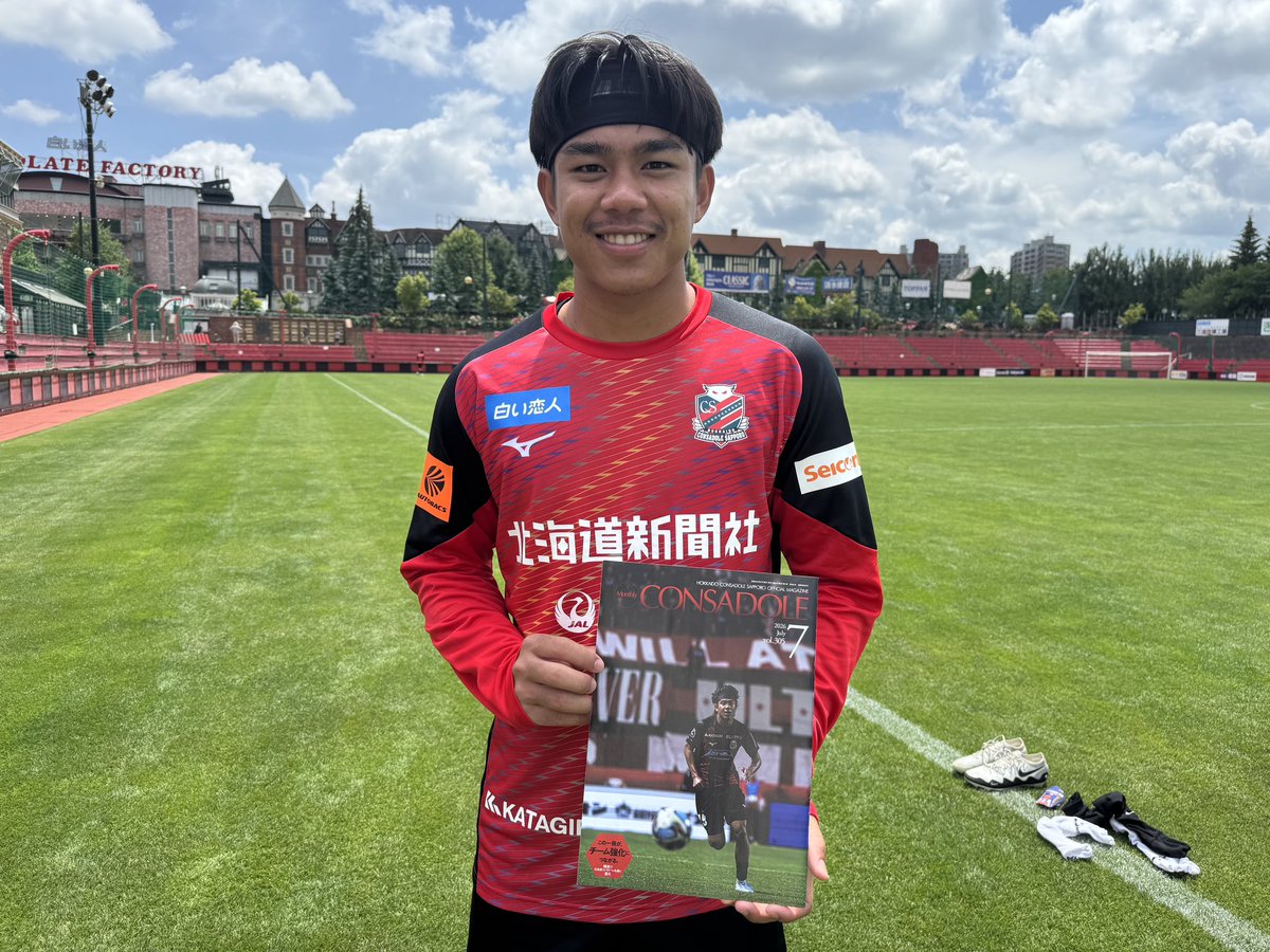 consaofficial's tweet photo. #月刊コンサドーレ 7月号発売中✨

表紙は #ティラパット 選手です！
是非、お買い求めください📕

■販売場所
丸井今井札幌本店「シースペース」、Route148(ルートイシヤ)ほか、道内各書店、セイコーマート（一部店舗を除く）、道新販売所など

■WEB販売
北海道新聞ウェブサイト「月刊コンサドーレ」ページからもご購入いただけます。

#consadole #コンサドーレ