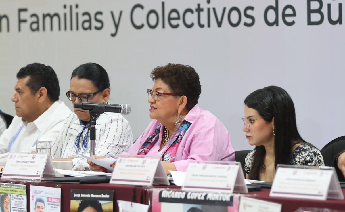 FGRMexico's tweet photo. La Fiscal General de la República, @ErnestinaGodoy_, la secretaria de Gobernación, @rosaicela_, y el Gobernador de Tabasco, @TabascoJavier, participaron en las Mesas de Diálogo con Familias y Colectivos de Búsqueda de Personas Desaparecidas de la región sur.

Godoy Ramos mencionó que la desaparición de personas representa una de las problemáticas más sensibles, más dolorosas y complejas que se enfrentan en el país, por eso el objetivo de las mesas es fortalecer la coordinación institucional para mejorar las acciones de búsqueda e identificación humana, escuchando con atención a las familias para dar respuesta a sus peticiones y compartir las acciones de la Fiscalía.

Más información ▶️ https://t.co/1PNlHFSlFg