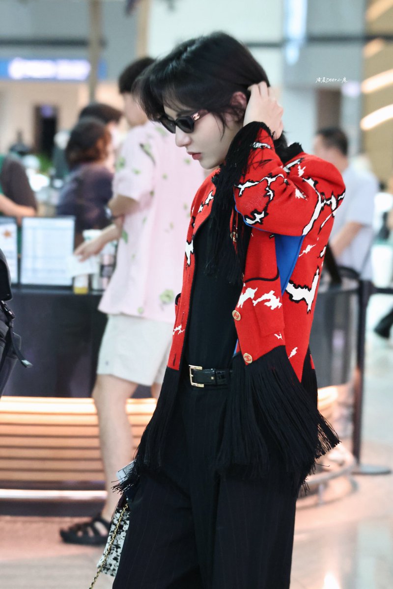 growithrj_'s tweet photo. happy banget liat renjun sebebas ini mendandani dirinya. dari rambut yang semakin panjang, baju yang stylish, heels. jadi mau haters koar2 ngehate rj, dia ga peduli. dia bahagia dengan apa yg dia pakai😋🤟🏻 https://t.co/JPgYGvO845