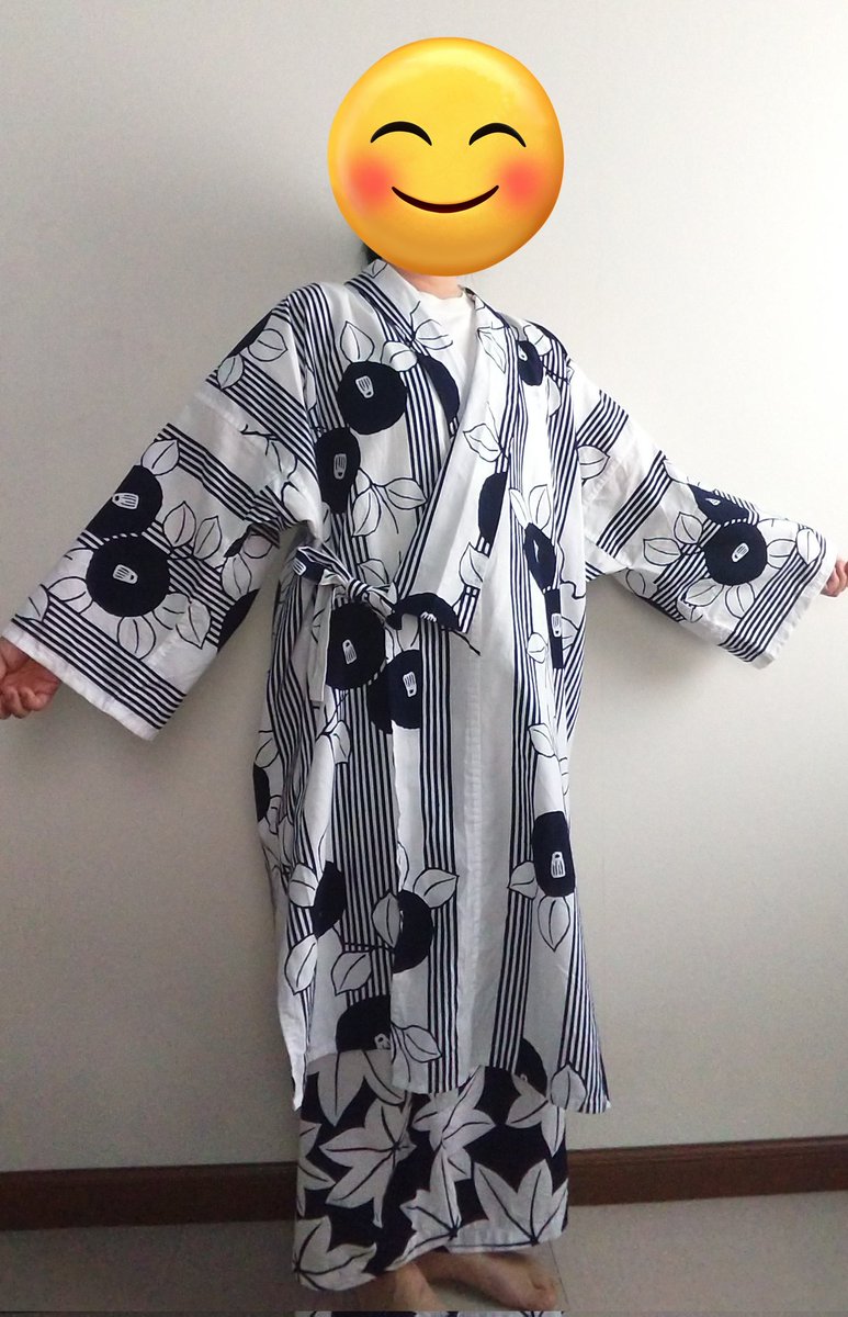 26tsumugi's tweet photo. ドゥジン作ってみました🪡
衿汚れの気になっていた綿コーマ浴衣をリメイク
日除けとして着ようかと思って作りましたがちょっと暑いかな… https://t.co/rN45F4TFv3