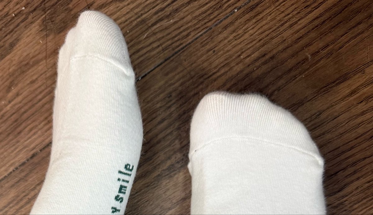 Liupi1113New's tweet photo. 想不想要今天的襪襪照🥴🥴
手刀跑起來幫皮皮轉發 皮皮會很愛你喔
最近在上健身房  大家有沒有推薦什麼增肌的食物？
我有什麼問題人家是發脆 我就想發推特（？）hehehe https://t.co/f1Jb8CLuhv