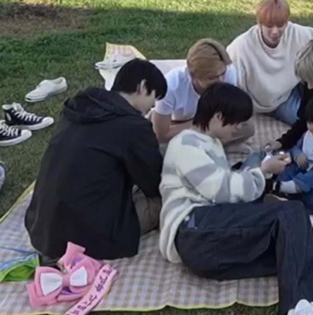 choiynbn's tweet photo. They're dating DATING I DON'T CAREEEE https://t.co/lCgpOvbgIE
