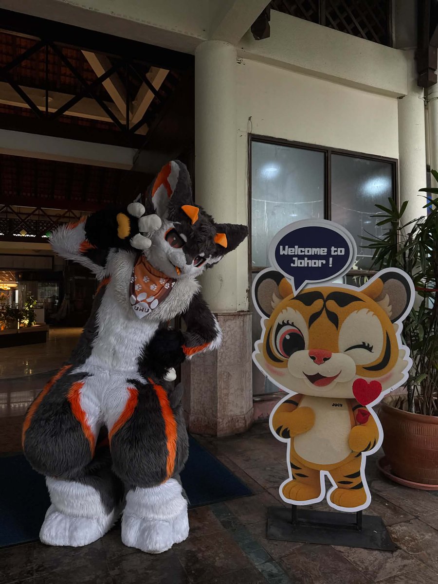 Cinder_Blaz3's tweet photo. Its finally the end of the week. Time does fly when you adult! 😎😎😎

Happy Fursuit Friday! 

📸 : @KoYuuki_Alt

#FursuitFriday #FursuitEveryday #fursuiter #fursuiting #fursuit #Furry #kemono #kemonofursuit #furry #Fursona #HolidayWeekend https://t.co/vKJJx2VPYk