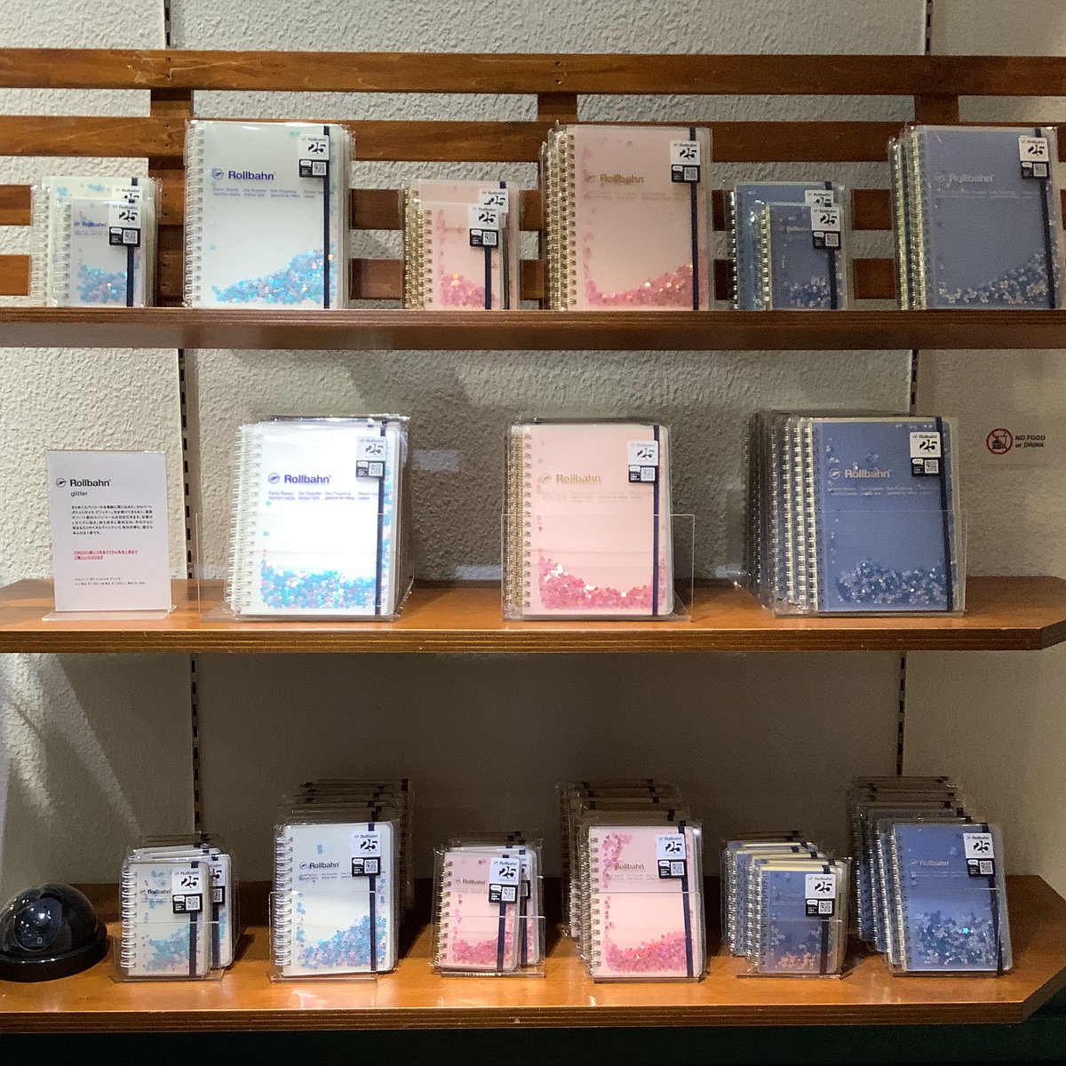 smith_hibiya's tweet photo. 表紙にスパンコールを閉じ込めた「ロルバーン グリッター」に、新色と新サイズが登場しました！
スモークがかったマットな質感の表紙に、色とりどりのスパンコールがきらめく華やかなポケット付メモです。
ぜひご来店お待ちしております。
#ロルバーン https://t.co/HiBBx3zc6v