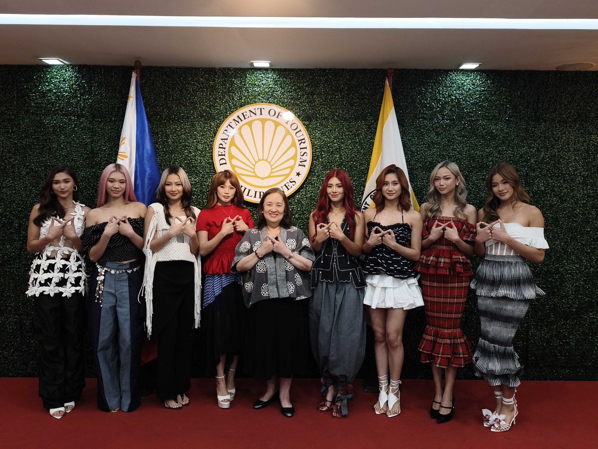 womenchielou's tweet photo. Baligtarin man ang mundo, mahal ko kayo, walo.

BINI VISITS DOT
#BINILoveThePhilippines #BINI https://t.co/hBWrx3lsE5