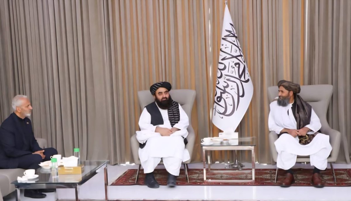 MUsman242's tweet photo. د ریاست‌الوزراء اقتصادي مرستیال، ملا عبدالغني برادر اخوند، او د بهرنیو چارو وزیر، مولوي امیرخان متقي، له  مل پلاوي سره د ایران اسلامي جمهوریت د مذهبي مشر، ایت‌الله علي خامنه‌يي، د جنازې په مراسمو کې د ګډون کولو لپاره ایران ته ورسید. https://t.co/ZQug6B7e92