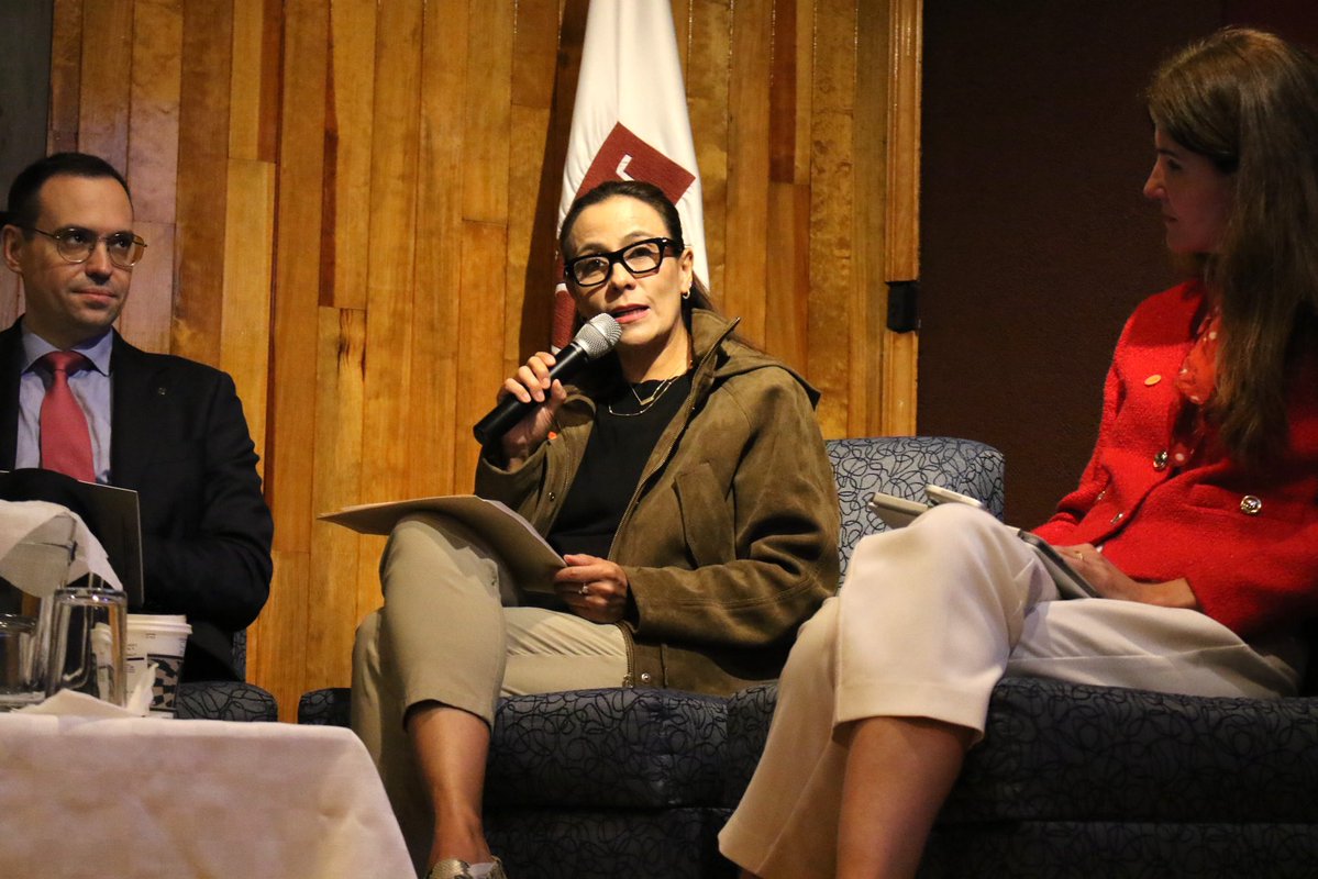RepreNL_CDMX's tweet photo. La Titular de la Representación de Nuevo León, @Pilarlozanomd, fue parte del presídium del foro “Democracia descentralizada y gobernanza territorial: experiencias y perspectivas desde sistemas federales”.

Durante el acto inaugural, celebró la realización de este espacio de diálogo entre gobiernos subnacionales, academia, organismos multilaterales y agencias internacionales que agregan valor a la democracia desde una visión regional y/o local.

La representante encabezó la inauguración de este encuentro junto a la Directora General del @institutomora, la Dra. Gabriela Sánchez y al Delegado del Gobierno de Cataluña en México y América Central, @AranMayola.
#NuevoLeón #AMAIE