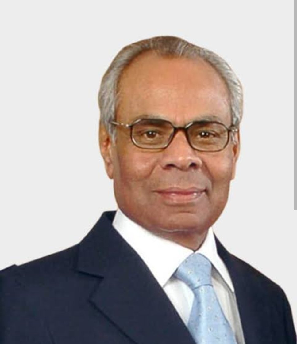 AlphaWizarDD's tweet photo. Lived in a 700 sq ft Mahim flat. Neighbours knew him as "just the professor."

Portfolio today: ₹2,050 crore+.

Meet Prof. Shivanand Mankekar

India's most reclusive investor is a professor nobody's heard of.

30 years teaching finance at JBIMS. His students: Uday Kotak. Chanda Kochhar.

2002: ₹30 lakh into Pantaloons.
2007: ₹190 crore.

2012: ₹300 crore into United Spirits.
2014: Sold for ₹450 crore.

First lecture, always the same question. "How do you value a company?"

Wrong answer: profit.

 Wrong answer: assets.

His answer: cash flow.

No interviews. No Twitter threads. No stage.

Just conviction, concentration, and cash flow.

🧡🧡🧡