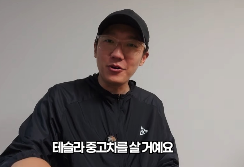 CyberGwon's tweet photo. "당장 FSD를 가져야겠습니다."
"(미국산) 테슬라 중고차를 살거에요."

어제 잡식맨 유튜브 영상을 보면서,
테슬라의 'iPhone  moment' 혹은 'ChatGPT 모먼트'가
도래했다고 확신했다. 

사람들은 신기술이 나와도 이 기술이 
자신의 삶을 어떻게 바꿔줄 수 있는지 
실생활에서 깨닫기 전까지는 관심이 없다. 

아이폰도 얼리어답터들을 넘어 대중화가 된 계기는
여러가지 킬러앱들이 보편화되기 시작하면서부터였고,
ChatGPT도 실생활에서 도움이 될만하기 시작하면서 부터
바람이 불었다. 

어제 영상 내내 잡식맨은 FSD를 쓰고 나서 변하는 것들에 
대해 감탄을 쏟아냈다. 

✅ FSD를 쓰기 전에는 내가 운전하는 동안 그렇게 긴장 상태인지 몰랐다. 
✅ FSD를 사용하면서 여행하다보니 풍경을 즐길 수 있게 되었다. 
✅ 동선이 복잡한 경로를 여행해도 전혀 피곤하지 않다. 
✅ 운전자가 스트레스가 없으니 동승자도 훨씬 더 편하다. 
✅ 브레이킹이 부드러워 멀미가 전혀 나지 않는다. 

FSD가 '삶을 바꾸는 기술'이라는 것을 이제 일반인들도 깨닫기 시작하고 있다.