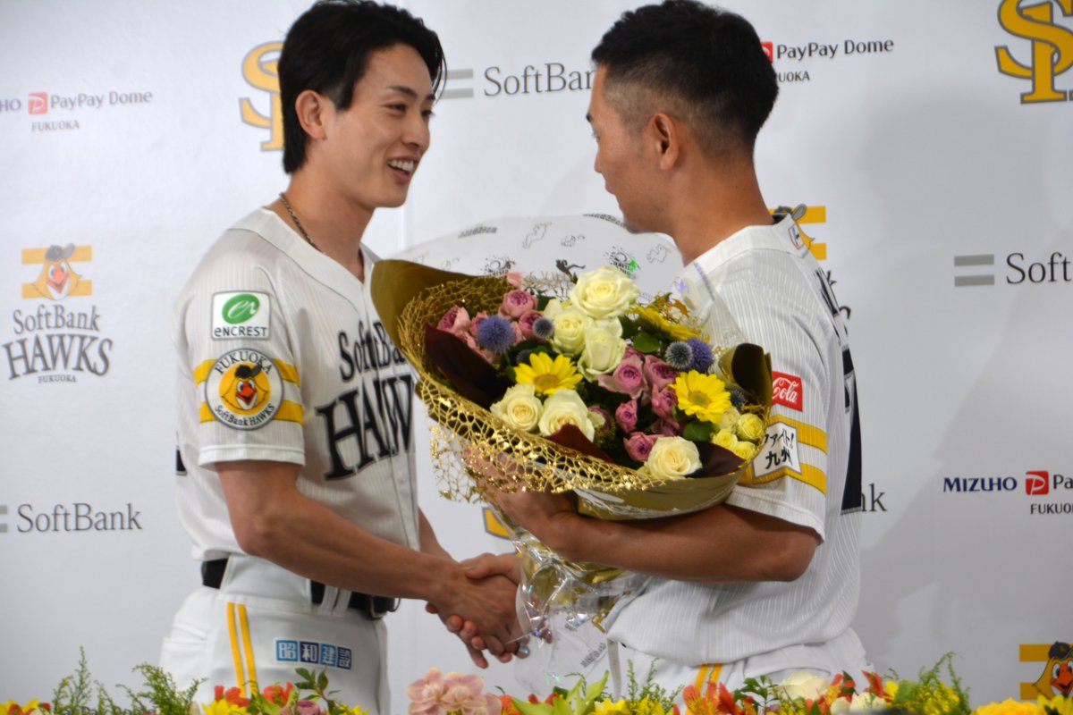 asahi_hawks's tweet photo. 中村晃選手に続々とねぎらいの言葉がかけられました。
＃sbhawks
＃ソフトバンクホークス
＃柳田悠岐
＃今宮健太
＃周東佑京
＃柳町達 https://t.co/X7zajQw6Hl