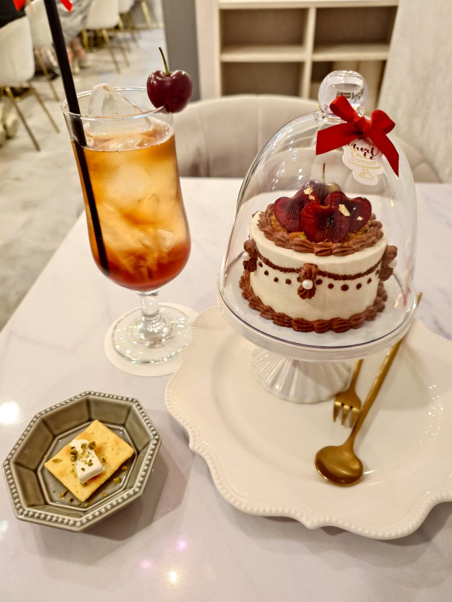 ayamesann0816's tweet photo. 6月
クラシックチェリーショートケーキ¥2000
6月のおすすめ　クラシックチェリーティー¥900
ドバイチョコみたいだな。ピスタチオと麺入ってるし。と思ってたらドバイチョコを意識してると説明文みつけて笑ってる。中身気にしなくても美味しいと信頼できるもの🤗

#あやめのカフェ旅 https://t.co/RRznyu1vrA