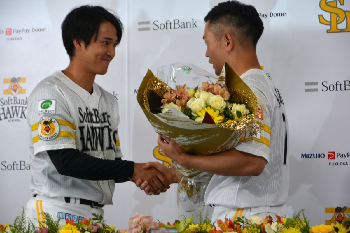 asahi_hawks's tweet photo. 中村晃選手に続々とねぎらいの言葉がかけられました。
＃sbhawks
＃ソフトバンクホークス
＃柳田悠岐
＃今宮健太
＃周東佑京
＃柳町達 https://t.co/X7zajQw6Hl