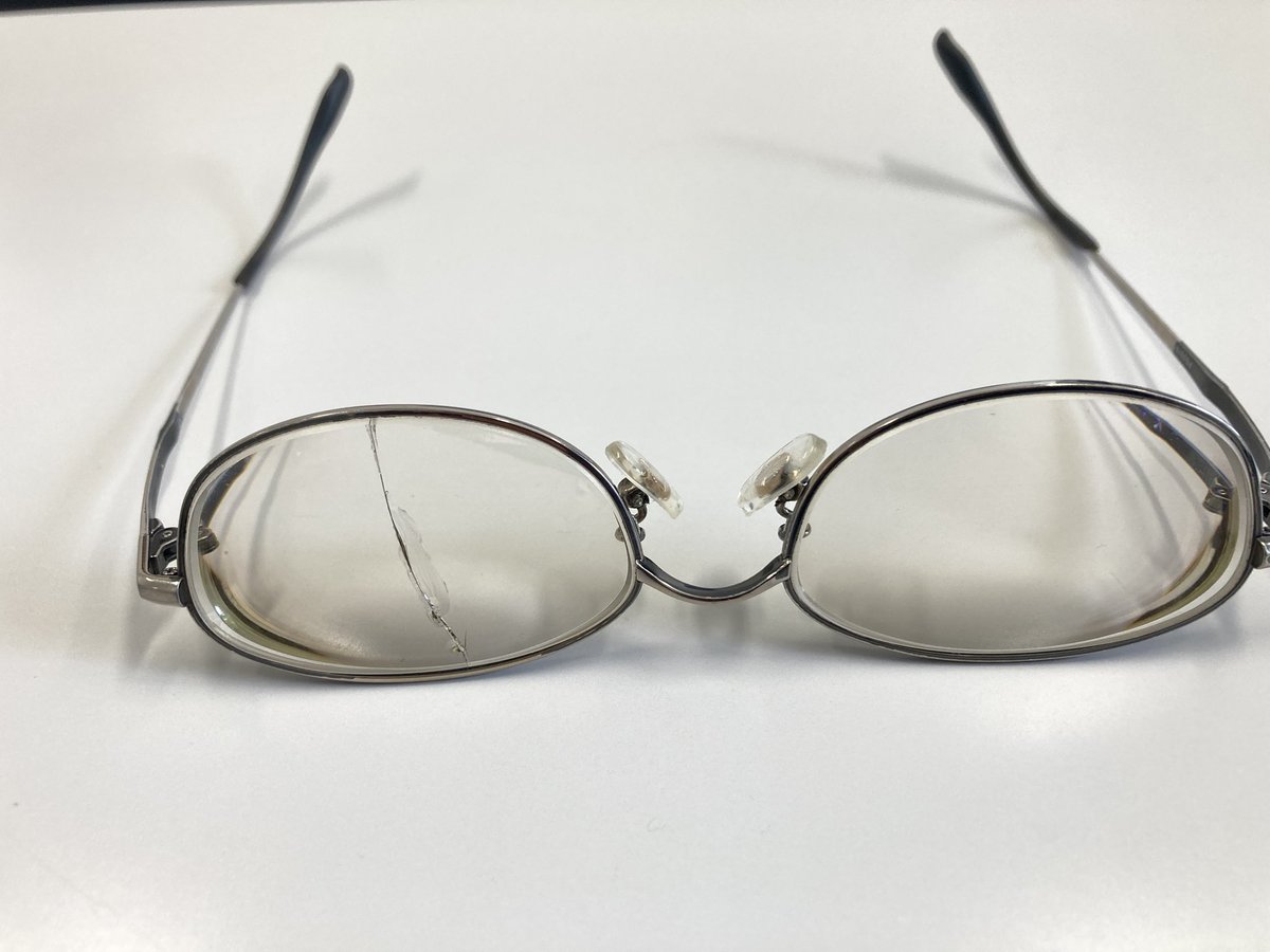 queue0529's tweet photo. 寝ぼけてメガネ踏んでしまった👓😭
メガネ屋に駆け込みましたが、10日後の納品💦
来週一週間大人しくします🙇 https://t.co/jZ3kVehTUN