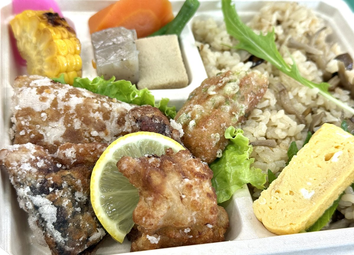 Leon2019_4's tweet photo. 今日のランチは、treizeさんの週替わり弁当😊きのこの炊き込みご飯と鯖の竜田揚げ✨めちゃくちゃ美味しかったです。
#ランチ #行田市 #行田 #弁当 #treize https://t.co/5IwSeZMw47