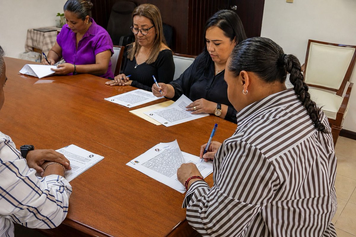 qrooexpress's tweet photo. Gobierno de #QuintanaRoo da oportunidad de #regularizarpatrimonio con “#RegularizatuPropiedad” - https://t.co/WFrXOwaA8e
#QRooExpress #Noticias #Cancún @MaraLezama  #Entérate #NuevoAcuerdo #Bienestar #Desarrollo #CertezaJuridica #JusticiaSocial #FamiliasQuintanarroenses https://t.co/qRkW7biWYm