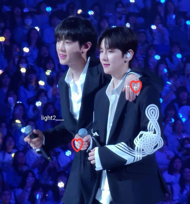 mechocola's tweet photo. จั้นเพิ่งสังเกต ก่อนโดนลือเลิก ผมใส่แหวนนิ้วนางขึ้นคอนคู่กันด้วยซ้ำ คนนึงใส่นิ้วนางซ้าย อีกคนใส่นิ้วนางขวา https://t.co/hErBMHuHhQ