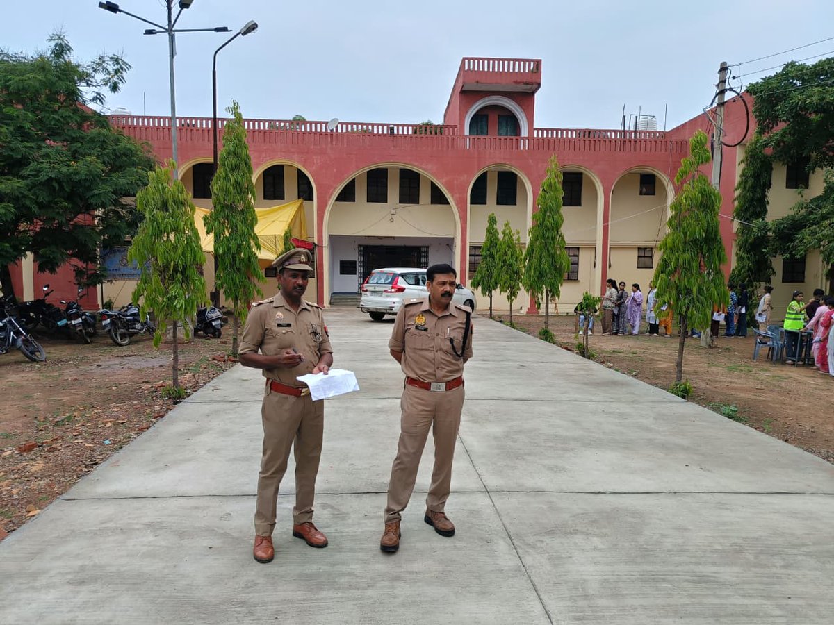 lalitpurpolice's tweet photo. #SPLalitpur @IPSMdMustaque के निर्देशन में #Addl_SP
@kaloosingh द्वारा प्रचलित उत्तर प्रदेश शिक्षक पात्रता परीक्षा (UPTET)-2026 को सकुशल एवं शान्तिपूर्ण ढंग से संपन्न कराए जाने हेतु सभी परीक्षा केन्द्रों पर भ्रमणशील रहकर सुरक्षा व्यवस्था का जायजा लिया गया एवं ड्यूटी पर तैनात पुलिस बल को आवश्यक दिशा-निर्देश दिए गए।
#LalitpurPolice