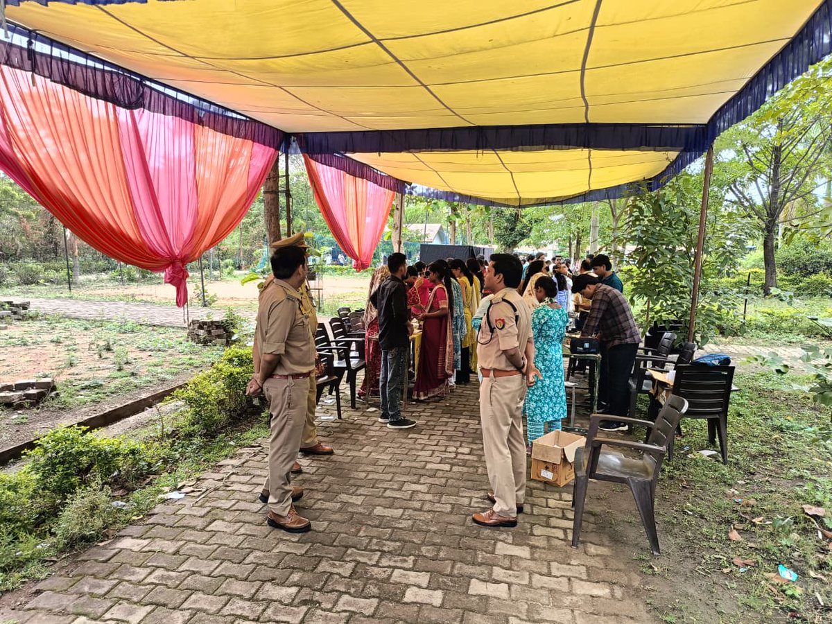 lalitpurpolice's tweet photo. #SPLalitpur @IPSMdMustaque के निर्देशन में #Addl_SP
@kaloosingh द्वारा प्रचलित उत्तर प्रदेश शिक्षक पात्रता परीक्षा (UPTET)-2026 को सकुशल एवं शान्तिपूर्ण ढंग से संपन्न कराए जाने हेतु सभी परीक्षा केन्द्रों पर भ्रमणशील रहकर सुरक्षा व्यवस्था का जायजा लिया गया एवं ड्यूटी पर तैनात पुलिस बल को आवश्यक दिशा-निर्देश दिए गए।
#LalitpurPolice