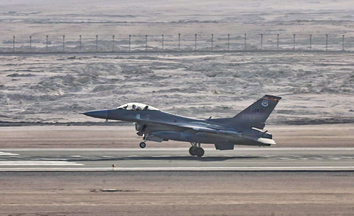 awacs905's tweet photo. Comparación con el F-16 ganador de FIDAE 2000

•  FIDAE 2000 → F-16C Block 40 (88-0457, cola HL del 4th FS / 388th FW de Hill AFB). Era una demostración del tipo que Chile evaluaba. 

•  Salitre 2026 → F-16C Block 40 de Holloman AFB (cola HO). Exactamente la misma generación y capacidades base que el que visitó Chile en 2000.

El Block 40 es el antecesor directo del Block 50 que finalmente ganó el Programa Caza 2000 de la FACH y que hoy opera Chile (con modernizaciones). 

Ambas versiones comparten:
•  Estructura reforzada
•  Capacidad LANTIRN / todo-tiempo
•  Tren de aterrizaje pesado
•  Excelente performance multirrol
La diferencia principal está en el motor, radar y sistemas de guerra electrónica más avanzados del Block 50, pero visual y operativamente son muy similares.

En la primera imagen, un HL 457 F-16C Block 40 #88-0457 (construido como 1C-59) de la 4th Fighter Squadron / 388th Fighter Wing de Hill AFB (Utah, EE.UU.), que usaba el código de cola HL. 
Block 40 (variante “Night Falcon” optimizada para operaciones todo-tiempo/noche con LANTIRN, tren de aterrizaje reforzado, etc.)

Tras un intenso proceso de evaluación que duró varios años, la Fuerza Aérea de Chile (FACH) seleccionó al Lockheed Martin F-16 Fighting Falcon como el caza ganador del Programa Caza 2000, el mayor proceso de modernización de su flota de combate en décadas. 
El F-16 superó en la competencia a competidores de primer nivel como el Boeing F/A-18 Hornet, el Dassault Mirage 2000-5 y el Saab Gripen. La decisión se basó en una combinación de capacidad operativa, costo-efectividad, paquete de armamento y soporte logístico a largo plazo, además de su probada versatilidad como plataforma multirrol.