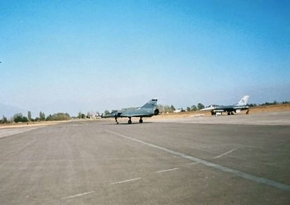 awacs905's tweet photo. Comparación con el F-16 ganador de FIDAE 2000

•  FIDAE 2000 → F-16C Block 40 (88-0457, cola HL del 4th FS / 388th FW de Hill AFB). Era una demostración del tipo que Chile evaluaba. 

•  Salitre 2026 → F-16C Block 40 de Holloman AFB (cola HO). Exactamente la misma generación y capacidades base que el que visitó Chile en 2000.

El Block 40 es el antecesor directo del Block 50 que finalmente ganó el Programa Caza 2000 de la FACH y que hoy opera Chile (con modernizaciones). 

Ambas versiones comparten:
•  Estructura reforzada
•  Capacidad LANTIRN / todo-tiempo
•  Tren de aterrizaje pesado
•  Excelente performance multirrol
La diferencia principal está en el motor, radar y sistemas de guerra electrónica más avanzados del Block 50, pero visual y operativamente son muy similares.

En la primera imagen, un HL 457 F-16C Block 40 #88-0457 (construido como 1C-59) de la 4th Fighter Squadron / 388th Fighter Wing de Hill AFB (Utah, EE.UU.), que usaba el código de cola HL. 
Block 40 (variante “Night Falcon” optimizada para operaciones todo-tiempo/noche con LANTIRN, tren de aterrizaje reforzado, etc.)

Tras un intenso proceso de evaluación que duró varios años, la Fuerza Aérea de Chile (FACH) seleccionó al Lockheed Martin F-16 Fighting Falcon como el caza ganador del Programa Caza 2000, el mayor proceso de modernización de su flota de combate en décadas. 
El F-16 superó en la competencia a competidores de primer nivel como el Boeing F/A-18 Hornet, el Dassault Mirage 2000-5 y el Saab Gripen. La decisión se basó en una combinación de capacidad operativa, costo-efectividad, paquete de armamento y soporte logístico a largo plazo, además de su probada versatilidad como plataforma multirrol.
