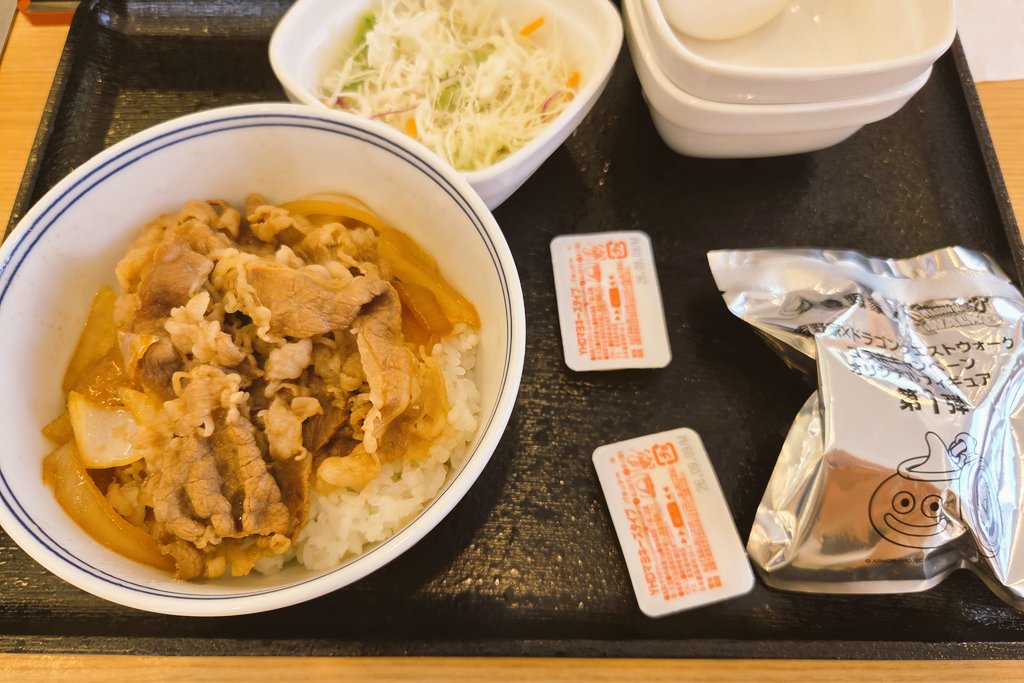 moya2karin's tweet photo. お分かりいただけるだろうか…

『朝の牛丼はちょいと重いな…』

思いつつ、10時20分に吉野家へ。

まだドラクエウォークセット販売中で、心の中でガッツポーズ✊

｢お待たせしました～｣

置かれた袋見ると、こんなカクカクフォルムは確実人喰い箱…
スライムくれよ…😭😭🩵

ガックリで小盛食って、車で開けてまたガックリ…また行くぜ…

(✳️ちなみに周りみんなドラクエウォークセットでした)

#吉野家ドラクエウォーク