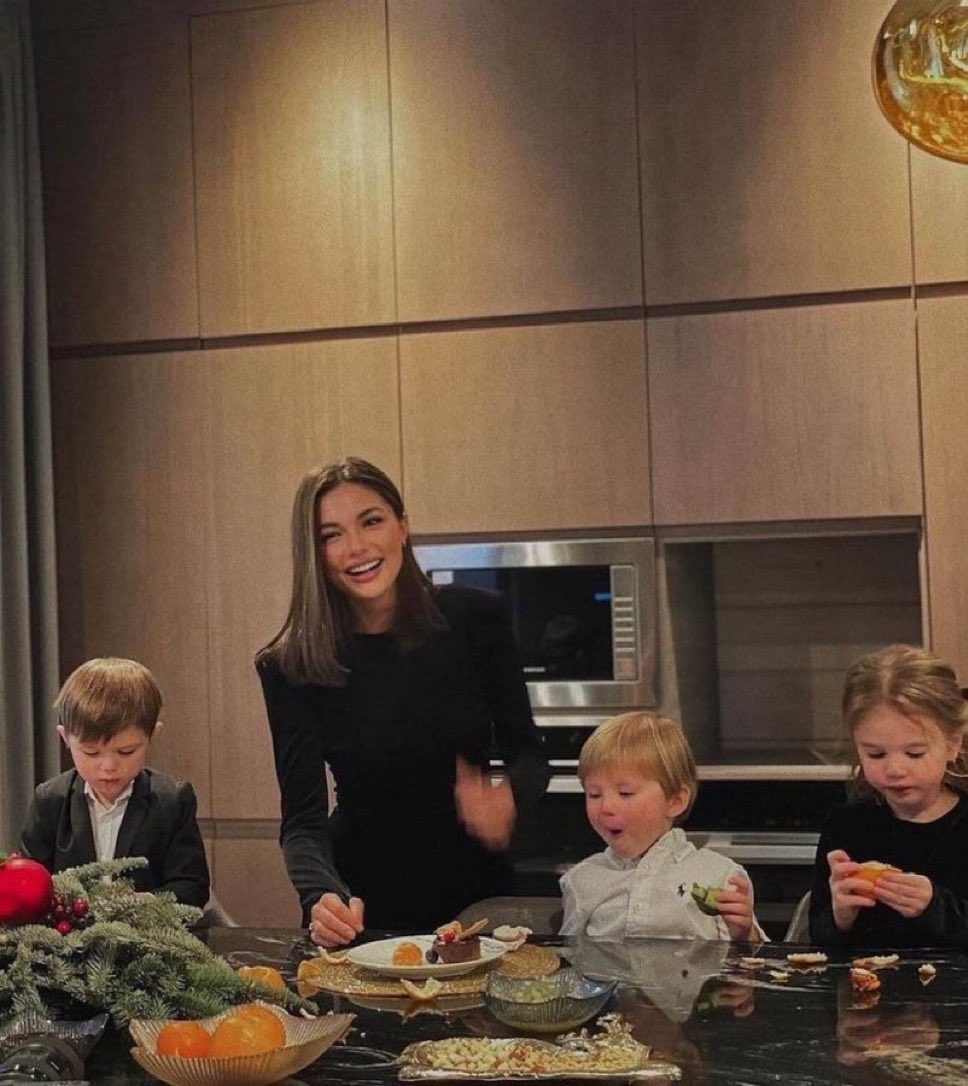 MakeGoldGreat's tweet photo. “Mum, why are we so rich?”

“Dad was a genius and bought loads of undervalued gold and silver when everyone else was buying NFT’s and crypto honey.” https://t.co/EArcnbl2oX