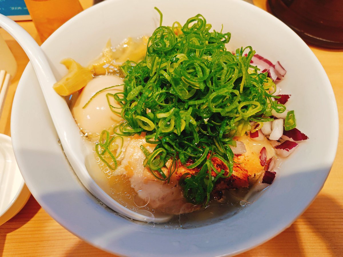syeriru75's tweet photo. 今日の昼は石神井公園 らぁ麺和來で味玉冷やし昆布水塩らぁ麺+九条ねぎ
#石神井公園　#ラーメン　#石神井公園ラーメン https://t.co/jpuDnDXRZi