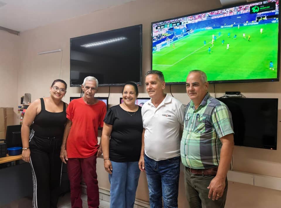MayraArevich's tweet photo. En #PinarDelRío reconocimos a los trabajadores por garantizar el soporte a Radio y TV, fortalecer la ciberseguridad, el espectro radioeléctrico, los servicios postales y avanzar en #TransformaciónDigital e IA territorial. 🇨🇺 #ConectadosALoNuestro #ComunicadoresDelCentenario
2/2 https://t.co/8NAFcL58p8