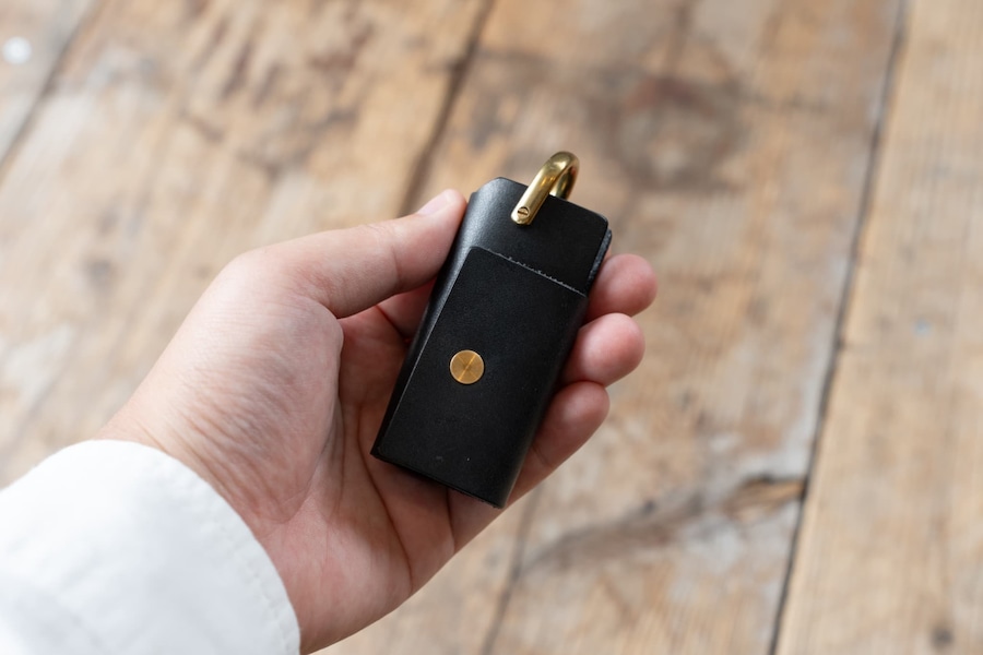 drip_corp's tweet photo. 【新商品発売】
只今より「PRESSo Holder Ver.2」を発売いたします。

バッグの中で、いつの間にか鍵が飛び出している。
ガジェットに傷が付く。財布に引っかかる。
キーケースを使用する中で、ずっと気になっていた課題を解決したキーケース「PRESSo Holder Ver.2」。

鍵全体を包み込む構造を採用することで、「鍵の飛び出し」を物理的に防ぎながら、さらなる小型化にも成功。よりミニマルに、より完成度の高いキーケースへと進化しました。

商品の感想は@drip_corpを付けてシェアしていただけると嬉しいです！