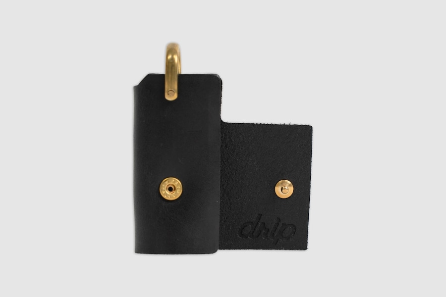drip_corp's tweet photo. 【新商品発売】
只今より「PRESSo Holder Ver.2」を発売いたします。

バッグの中で、いつの間にか鍵が飛び出している。
ガジェットに傷が付く。財布に引っかかる。
キーケースを使用する中で、ずっと気になっていた課題を解決したキーケース「PRESSo Holder Ver.2」。

鍵全体を包み込む構造を採用することで、「鍵の飛び出し」を物理的に防ぎながら、さらなる小型化にも成功。よりミニマルに、より完成度の高いキーケースへと進化しました。

商品の感想は@drip_corpを付けてシェアしていただけると嬉しいです！