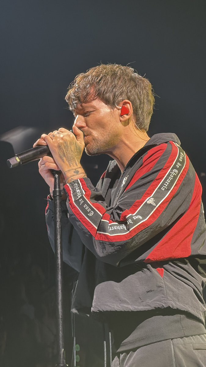 AOTVOnTour's tweet photo. Louis kissing the mic 🎤
#HDWGHWTIndependence

📸 4the28x https://t.co/gj6Ogrcoxi